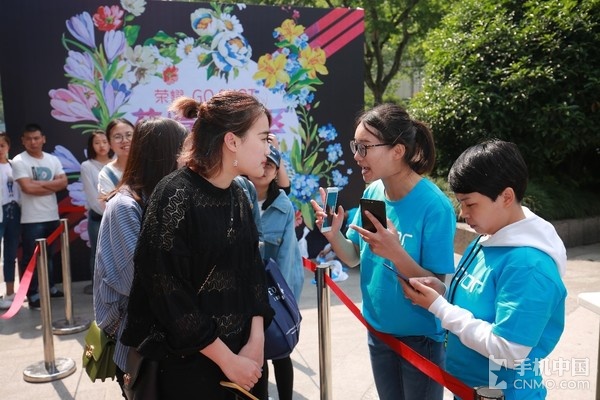 苏宁易购庆春店，荣耀V9挑战吉尼斯纪录现场